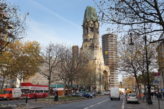 Ulica Kurfürstendamm Strasse z kościołem Pamięci Cesarza Wilhelma w tle w Berlinie