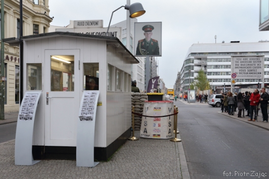 Checkpoint Charlie w Berlinie - miejsce kręcenia sceny do filmu "Ośmiorniczka"