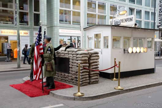 Checkpoint Charlie w Berlinie - miejsce kręcenia sceny do filmu "Ośmiorniczka"